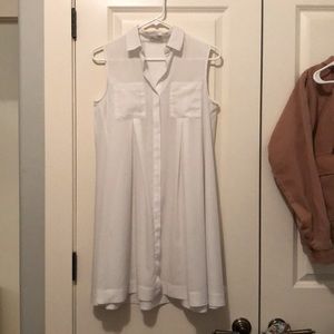 Sleeveless shirt dress.